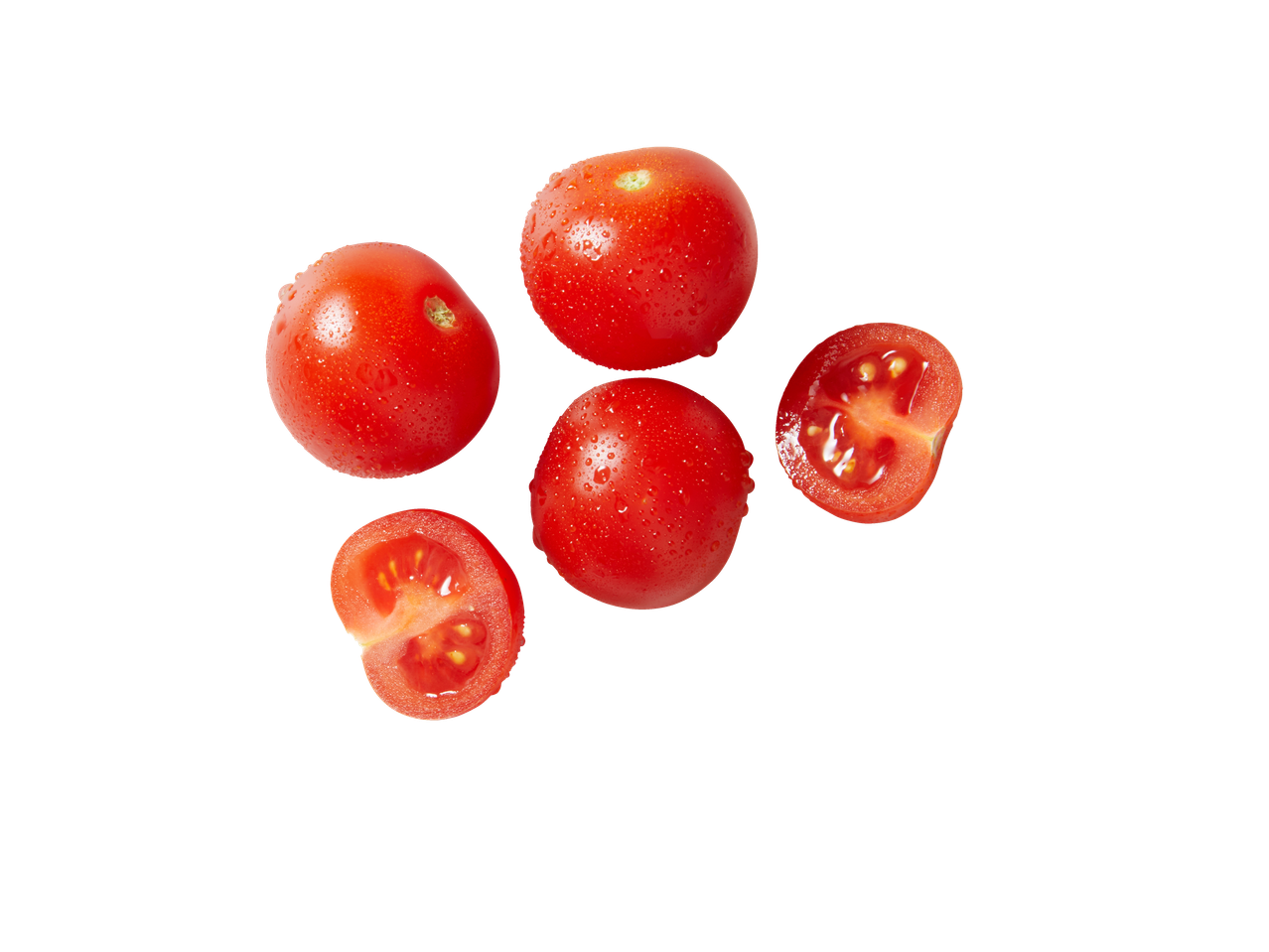 Tomates cereja vermelhos frescos com gotas de água, alguns cortados ao meio, sobre fundo preto.