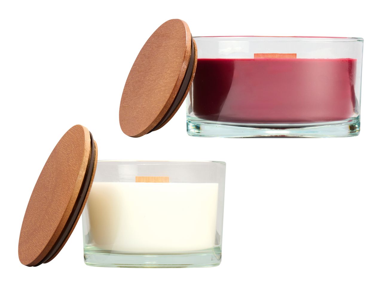 Zwei Kerzen in Gläsern mit Holzdeckeln, eine rot und eine cremefarben.