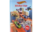 Copertina di un libro di adesivi Hot Wheels con auto da corsa su piste arancioni e uno sfondo urbano.