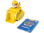 Figura PAW PATROL Rubble em veículo escavadeira amarelo com etiqueta.