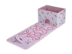 Rosa Spielzeugkiste mit Weltraum-Motiv und Labyrinth-Spielmatte.