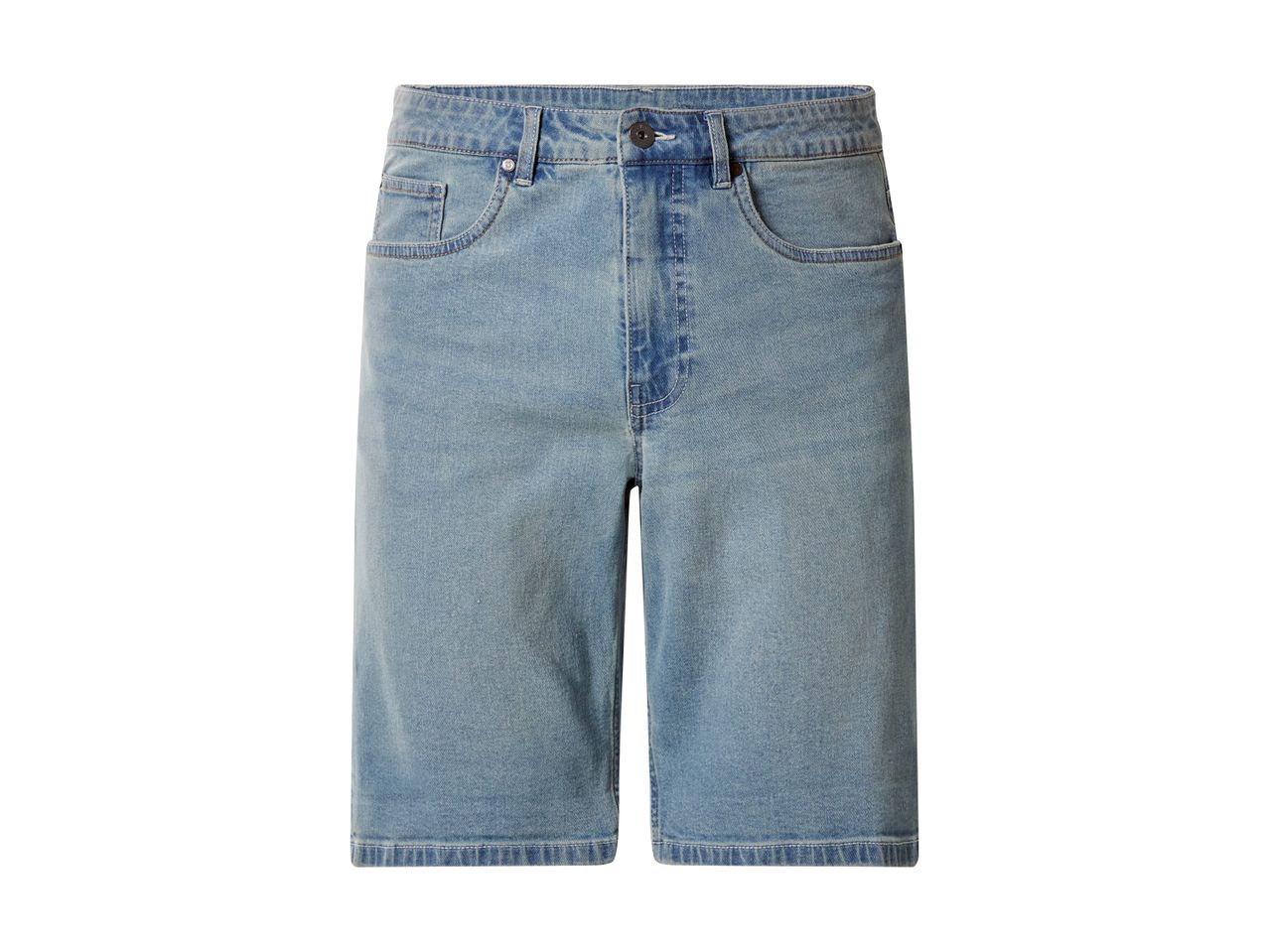Lyseblå denimshorts med brede ben og synlige syninger.