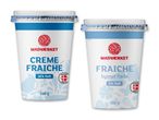 To hvide creme fraiche-bægre med blå og rød tekst, der angiver 18% og 9% fedtindhold.