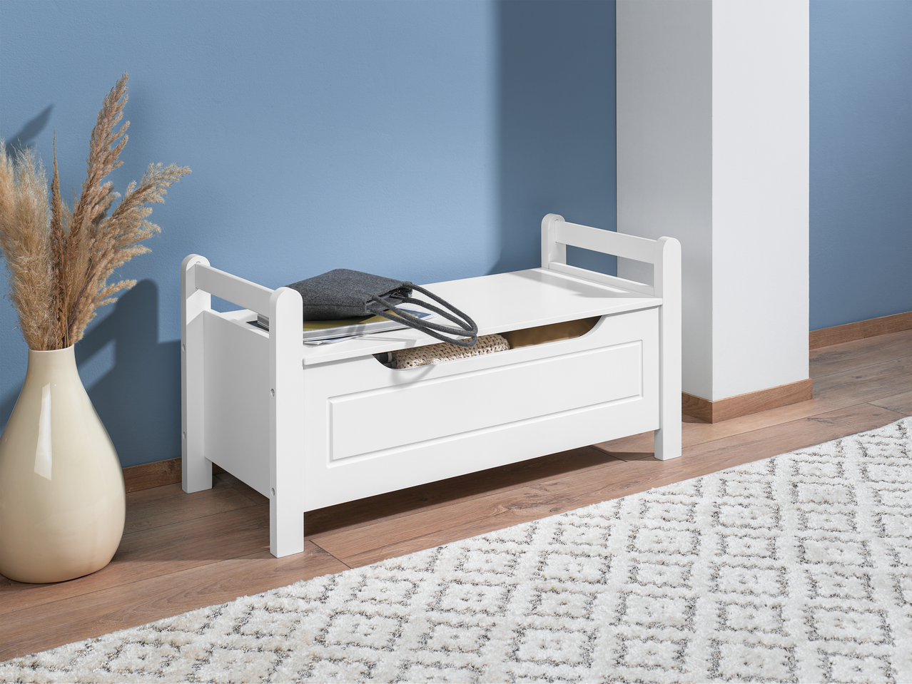 Bancă cu spațiu de depozitare albă, în stil minimalist, perfectă pentru hol.