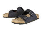 Dunkelblaue, zweifarbige Birkenstock-ähnliche Sandalen mit Schnallen.