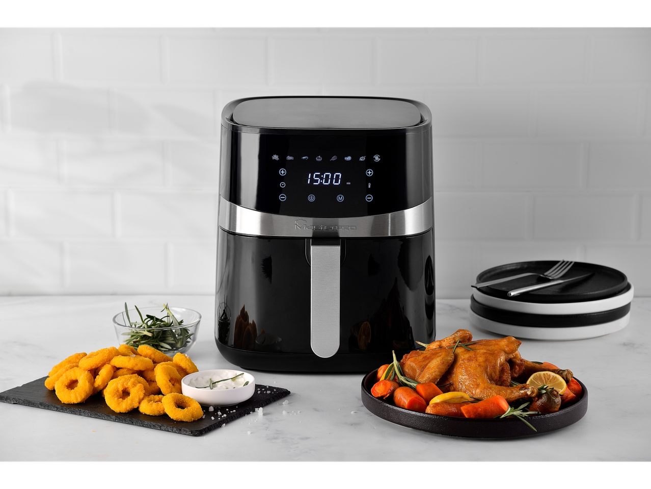 MasterPRO légkeveréses sütő csirkével és hagymakarikákkal egy konyhapulton.