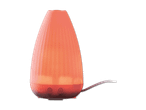 Ein leuchtend orangefarbener Aroma-Diffusor mit einem Netzkabel auf schwarzem Hintergrund.
