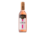 O sticlă de vin rosé Novio cu etichetă neagră și roz pe un fundal negru.