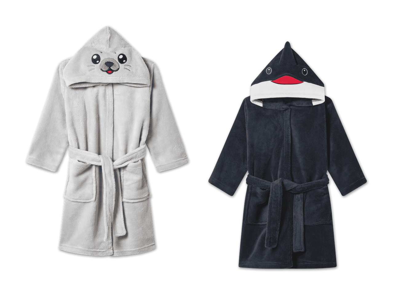 Zwei kuschelige Kinderbademäntel mit Tiermotiven auf den Kapuzen.