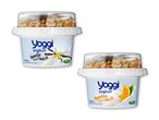 To yoghurtbægre med müsli, en med vaniljesmag og en med appelsinsmag.