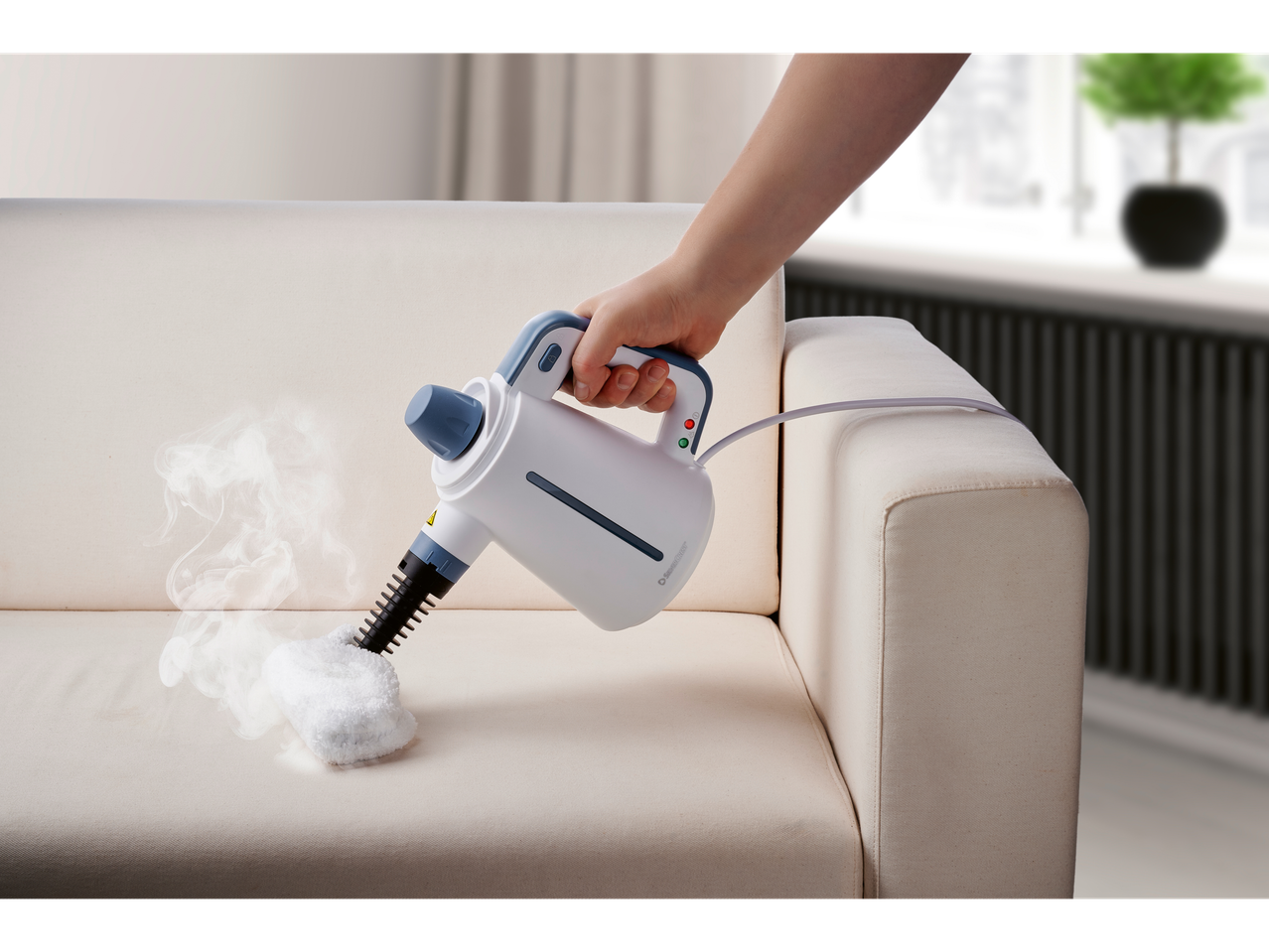 Silvercrest® ručni parni čistač čisti svijetlu sofu parom.