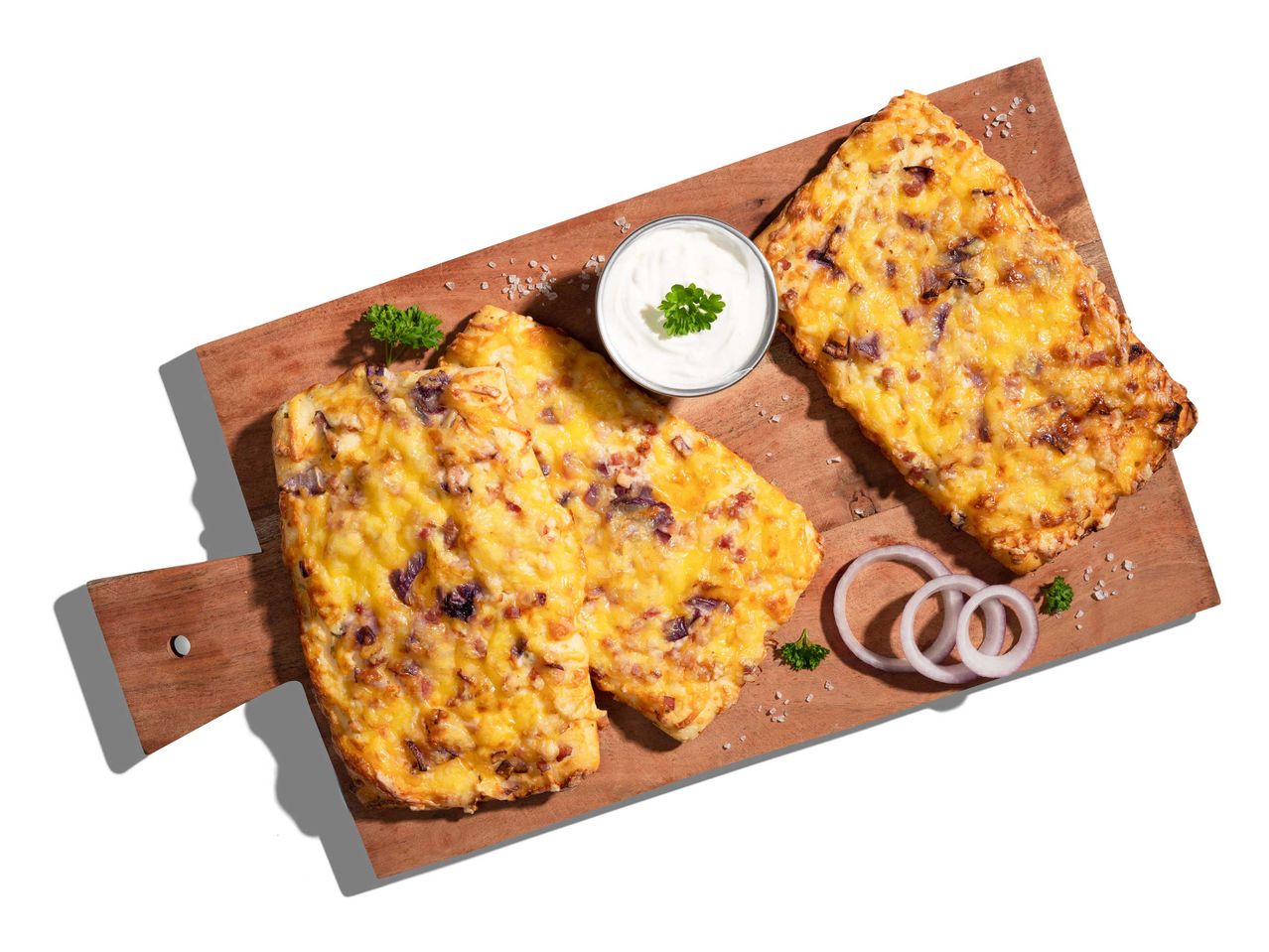 Három sajtos, vöröshagymás lapos kenyér fa deszkán.