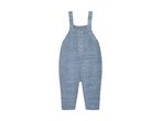En blå strikket baby overall med knapper.