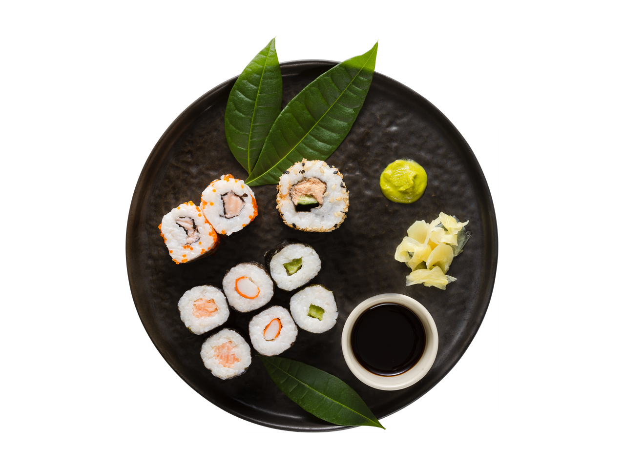 Izbor sušija, vključno z maki in uramaki z wasabijem, ingverjem in sojino omako na črnem krožniku.