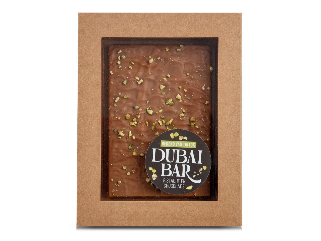 Chocoladereep met pistachenoten in een bruine kartonnen verpakking, met de tekst 'BEKEND VAN TIKTOK DUBAI BAR PISTACHE EN CHOCOLADE'.