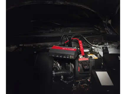 ULTIMATE SPEED® Mobiilne sõiduki käivitusabi koos akupangaga