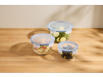 Recipiente Silvercrest® pentru depozitarea alimentelor cu dovlecei, cușcuș și măsline pe masă de lemn.