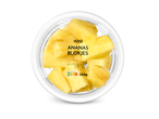 Verse ananasblokjes in een doorzichtige verpakking met voedingsinformatie en Nutri-Score A.