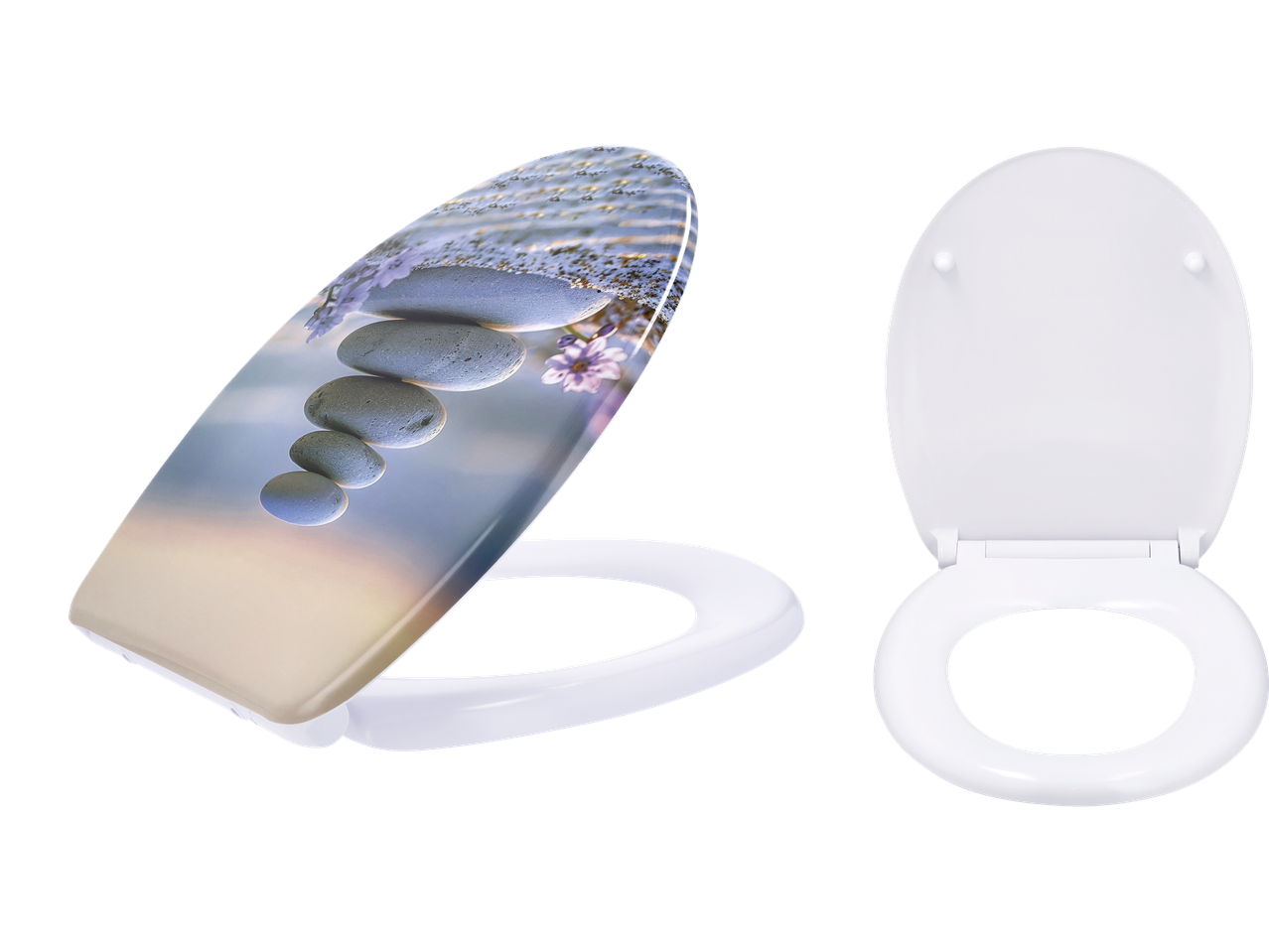 Två toalettsitsar, en med zen-stenar och blommor, den andra vit och öppen.