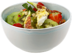 Bol de muesli cu kiwi, căpșuni, zmeură, smochine și iaurt.