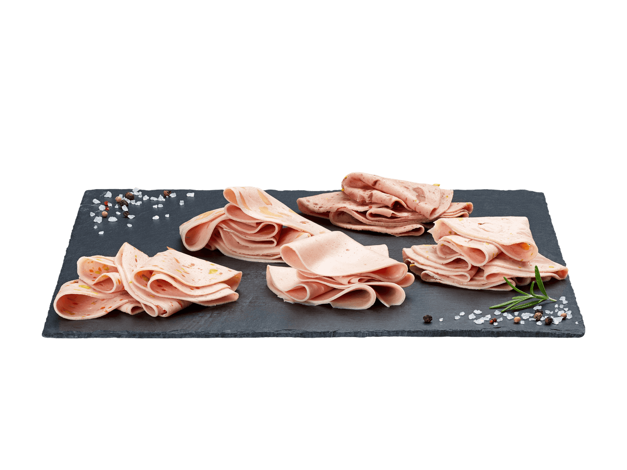 Tranches de charcuterie assorties, dont de la mortadelle et du salami, sur une planche d'ardoise avec du sel et du romarin.