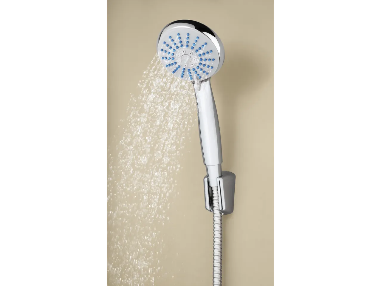 Chuveiro Livarno com jatos de água contra uma parede bege.