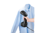 Uma mão a vaporizar uma camisa azul clara com uma escova a vapor Silvercrest®.