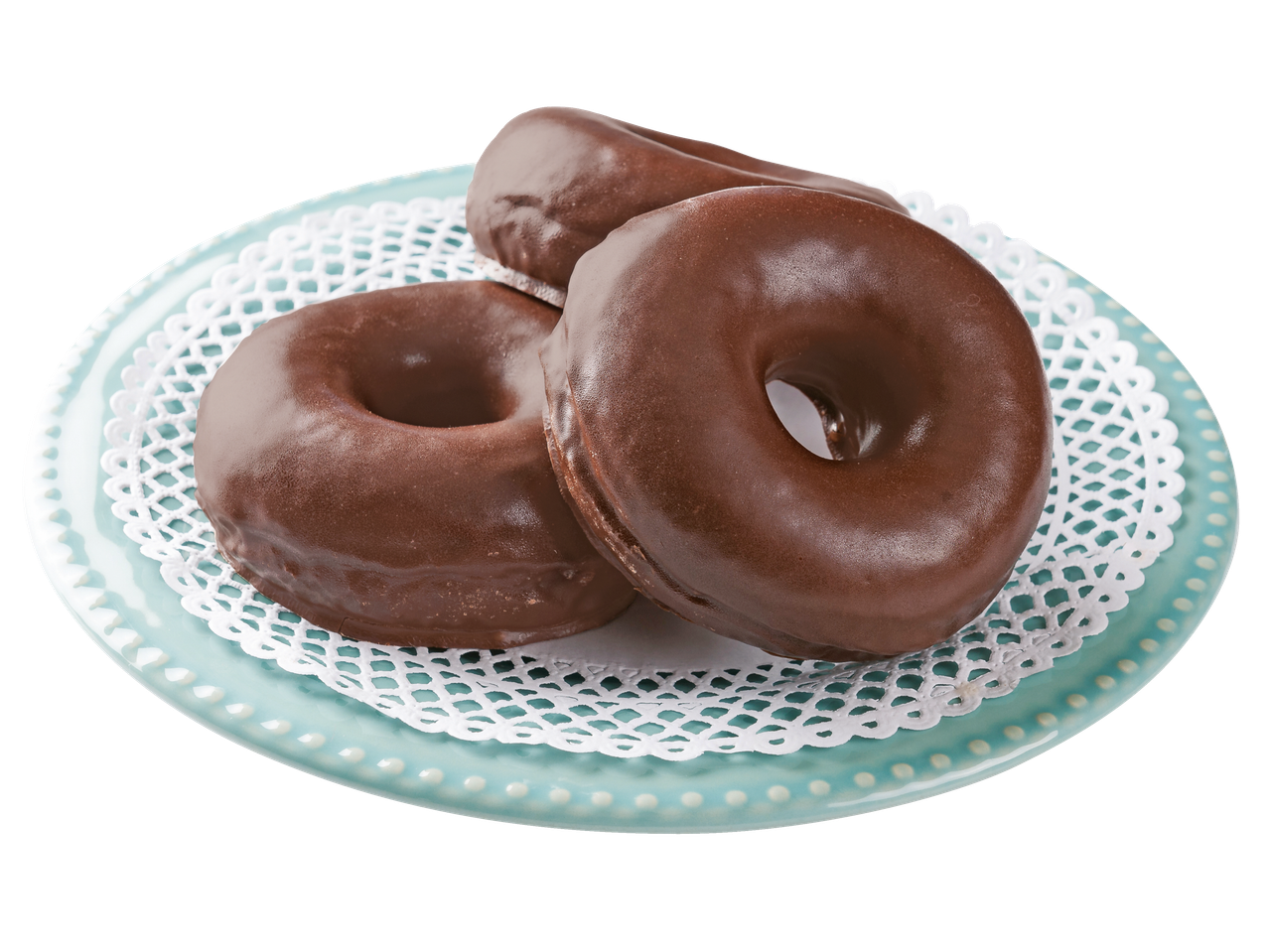 Três donuts de chocolate em um prato azul claro.