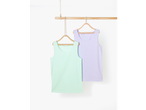 Zwei pastellfarbene Tanktops hängen an einem Holzgestell.