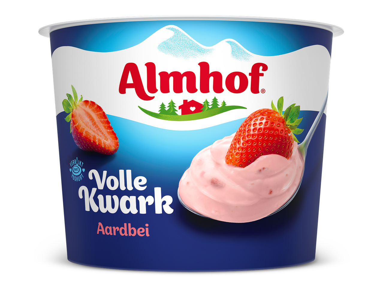 Aardbeienkwark in een beker met een lepel en een halve aardbei.