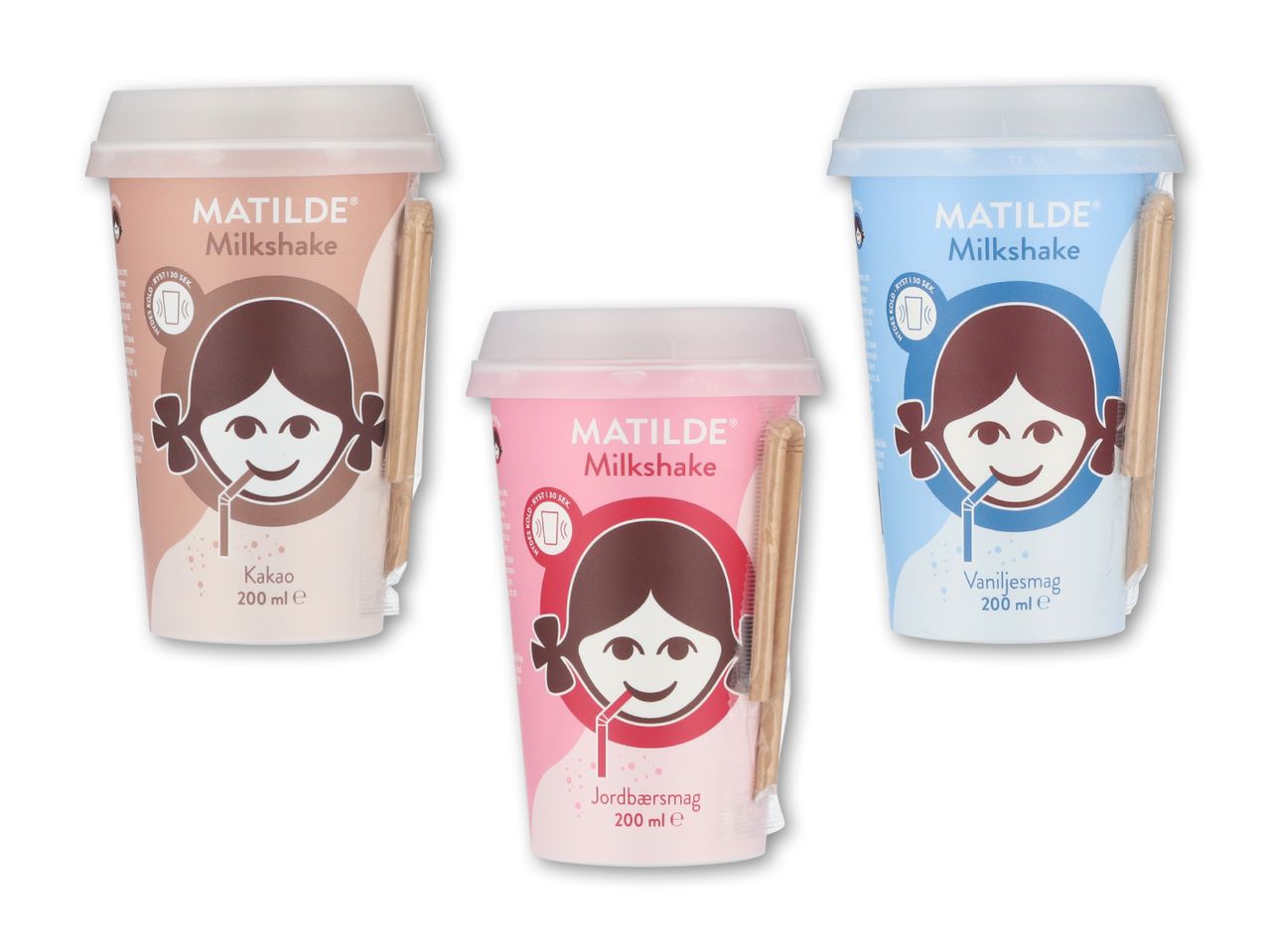 Tre mælkebøtter med milkshake i smagene kakao, jordbær og vanilje, hver med et sugerør.