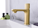 Goldfarbener Waschbeckenmischer in modernem Design.