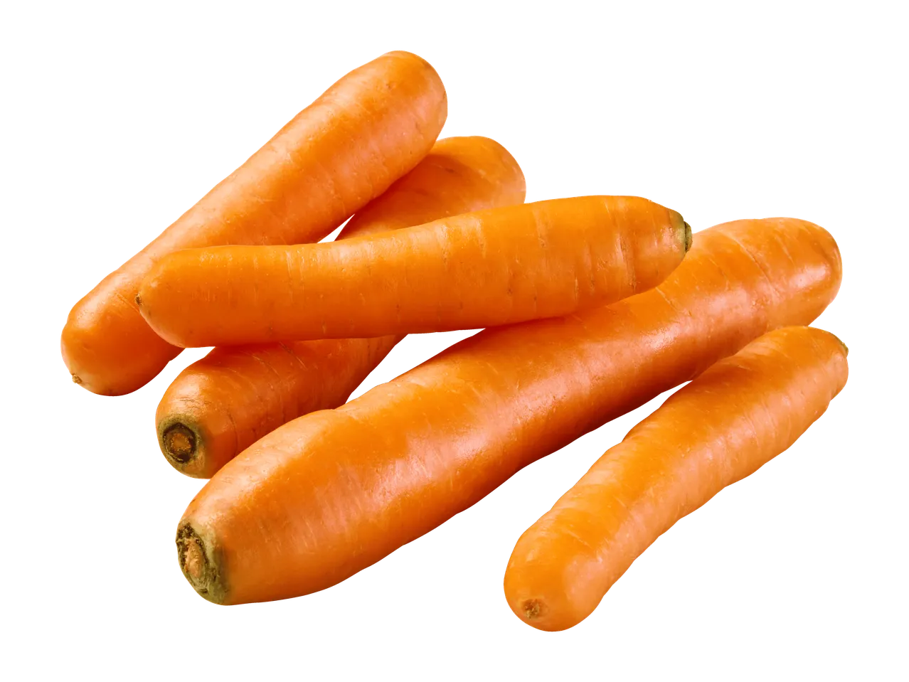 Kasa tuoreita, oransseja porkkanoita mustalla taustalla.
