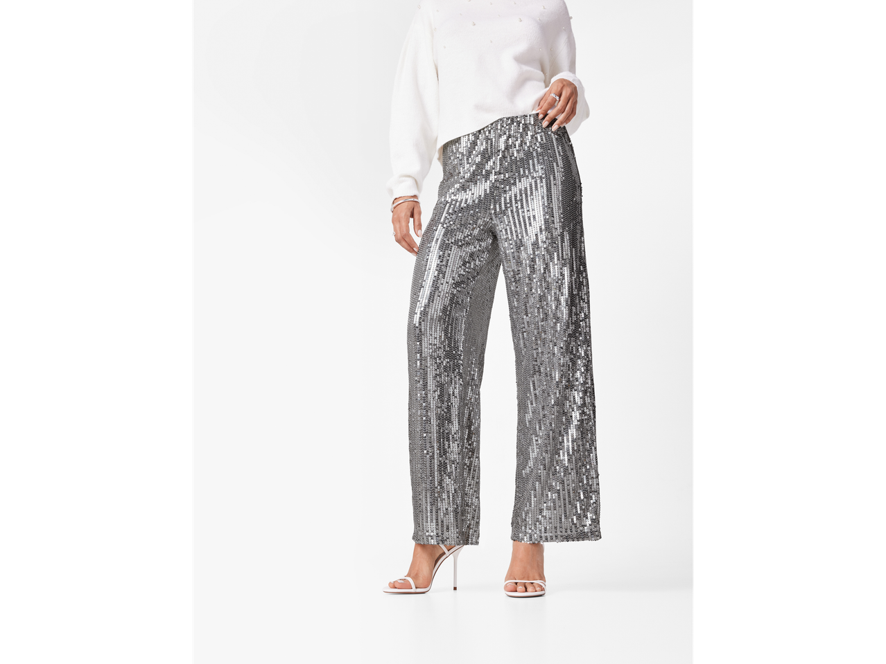 Esmara hõbedased litritega püksid ja valge pärlitega kampsun.