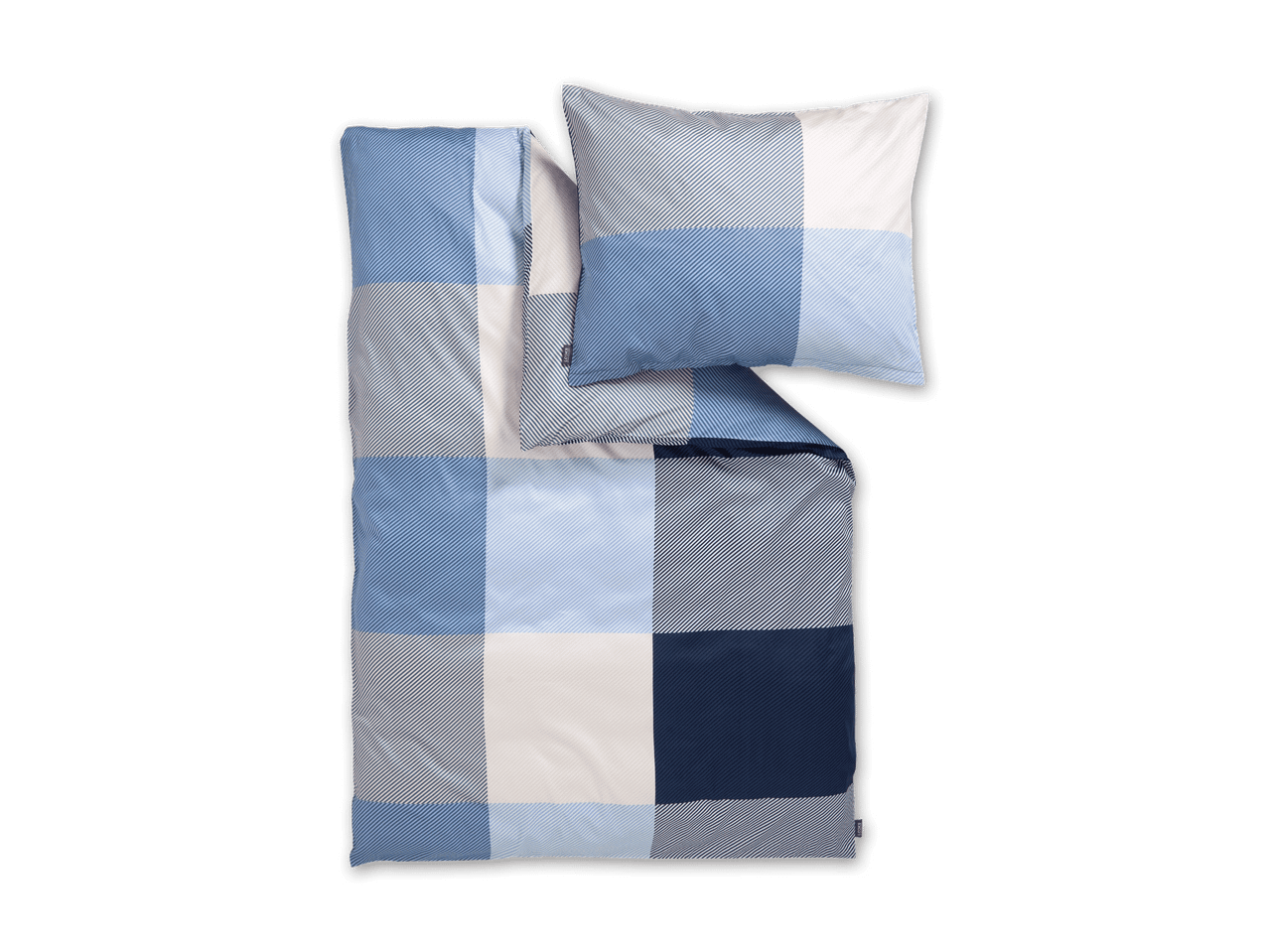 Bettwäsche-Set mit Kissen und Decke in blau-weiß kariertem Muster mit Streifen.