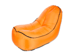 Ein orangefarbener, aufblasbarer Loungesessel auf schwarzem Hintergrund.
