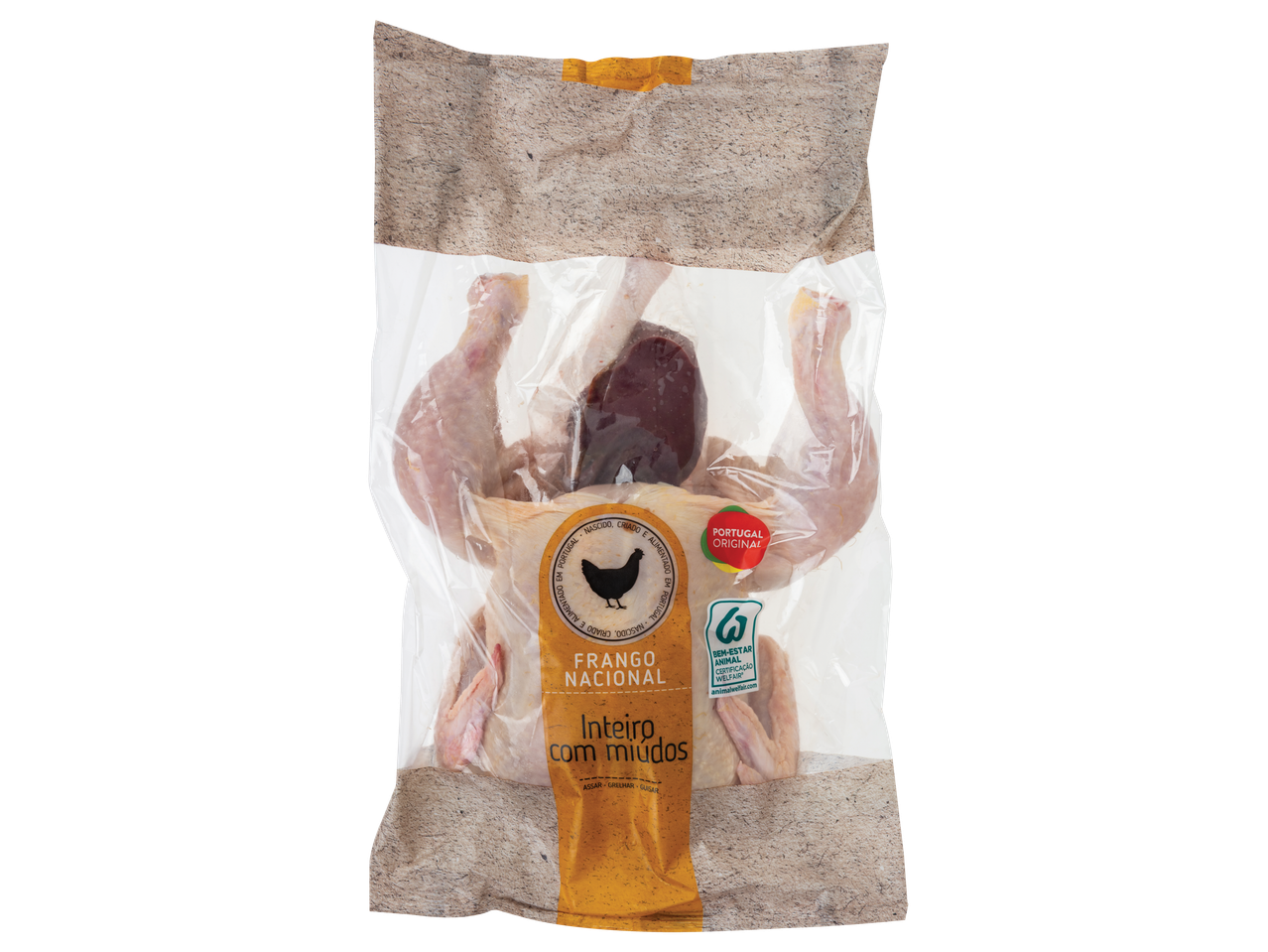 Frango inteiro fresco com miúdos em embalagem transparente.