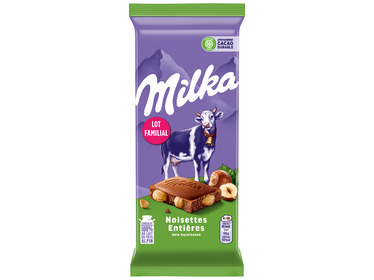 Une tablette de chocolat au lait aux noisettes entières, avec une vache et des montagnes en arrière-plan.