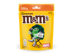 Gele zak pinda-chocoladesnoepjes met een groen snoepje verkleed als She-Hulk.
