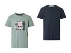 To t-shirts: en lysegrøn med print og en mørkeblå ensfarvet.