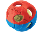 Uma bola Nerf bicolor, vermelha e azul, com buracos.