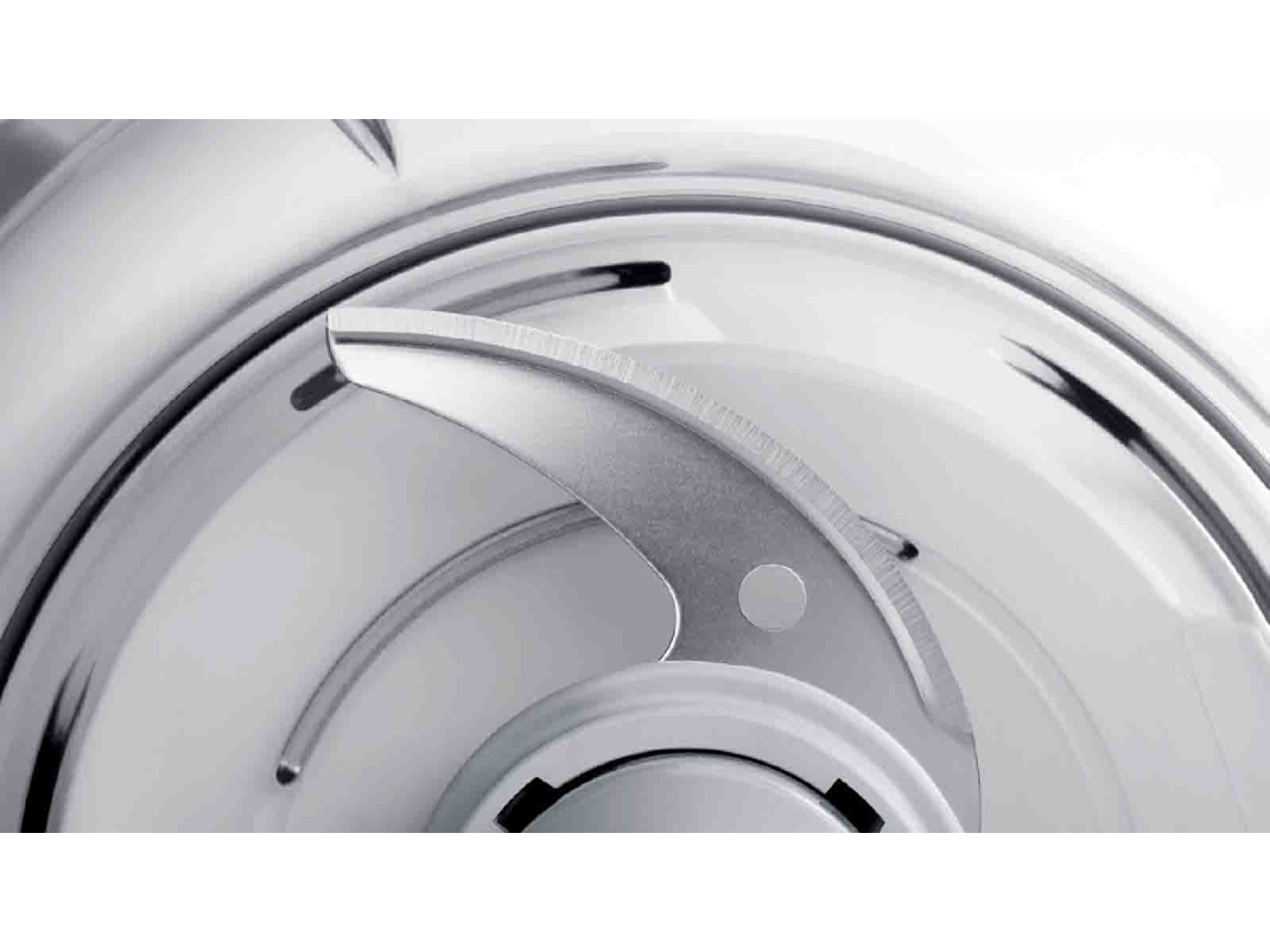 Lähivõte köögikombaini terast sakilise servaga.