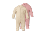Zwei Baby-Strampler, einer cremefarben mit Teddybär-Applikation und einer rosa mit Teddybär-Muster.