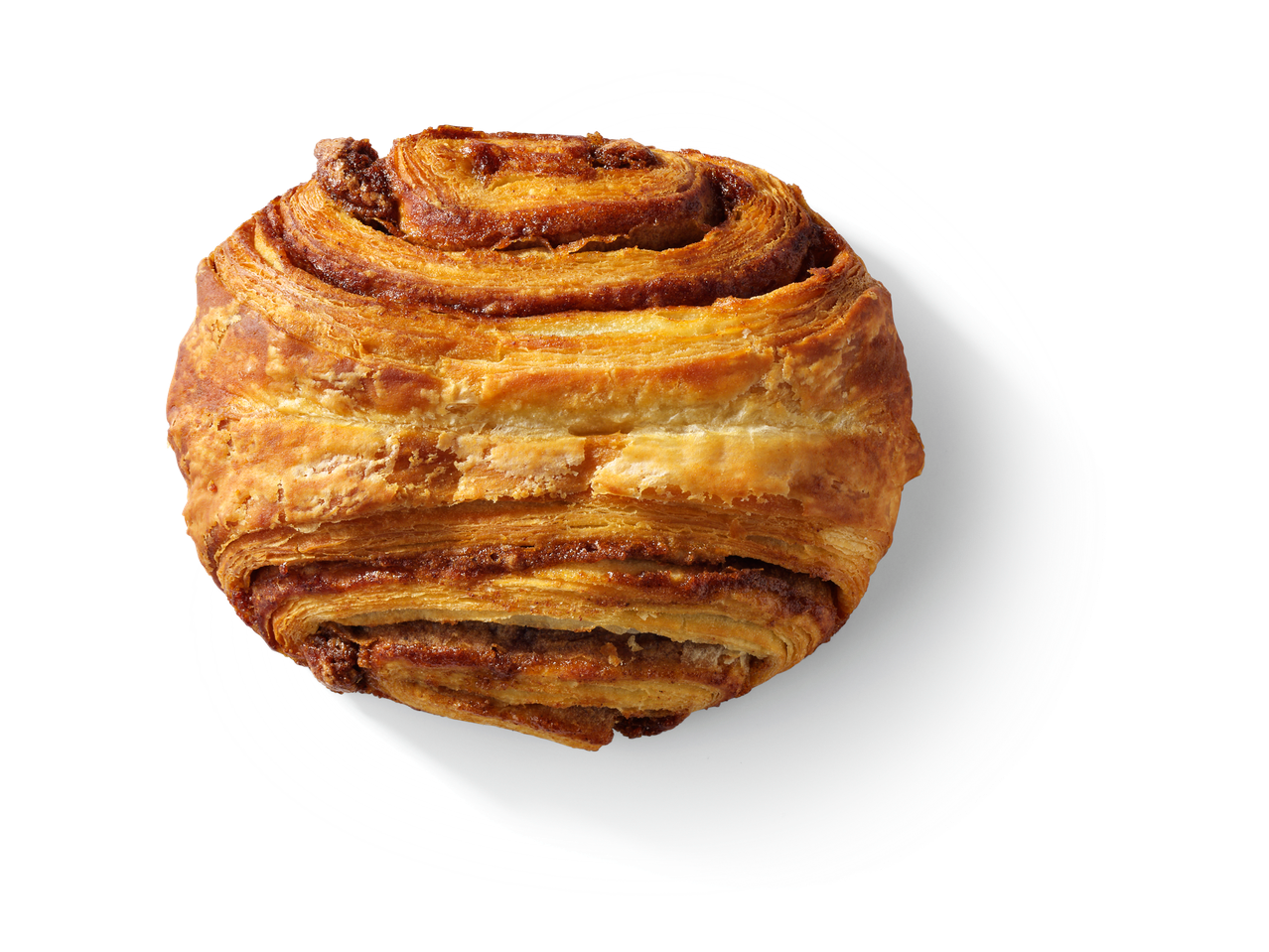 Een heerlijke kaneelrol op een wit bord.