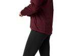 Burgundirod jacka och svarta leggings för kvinnor.