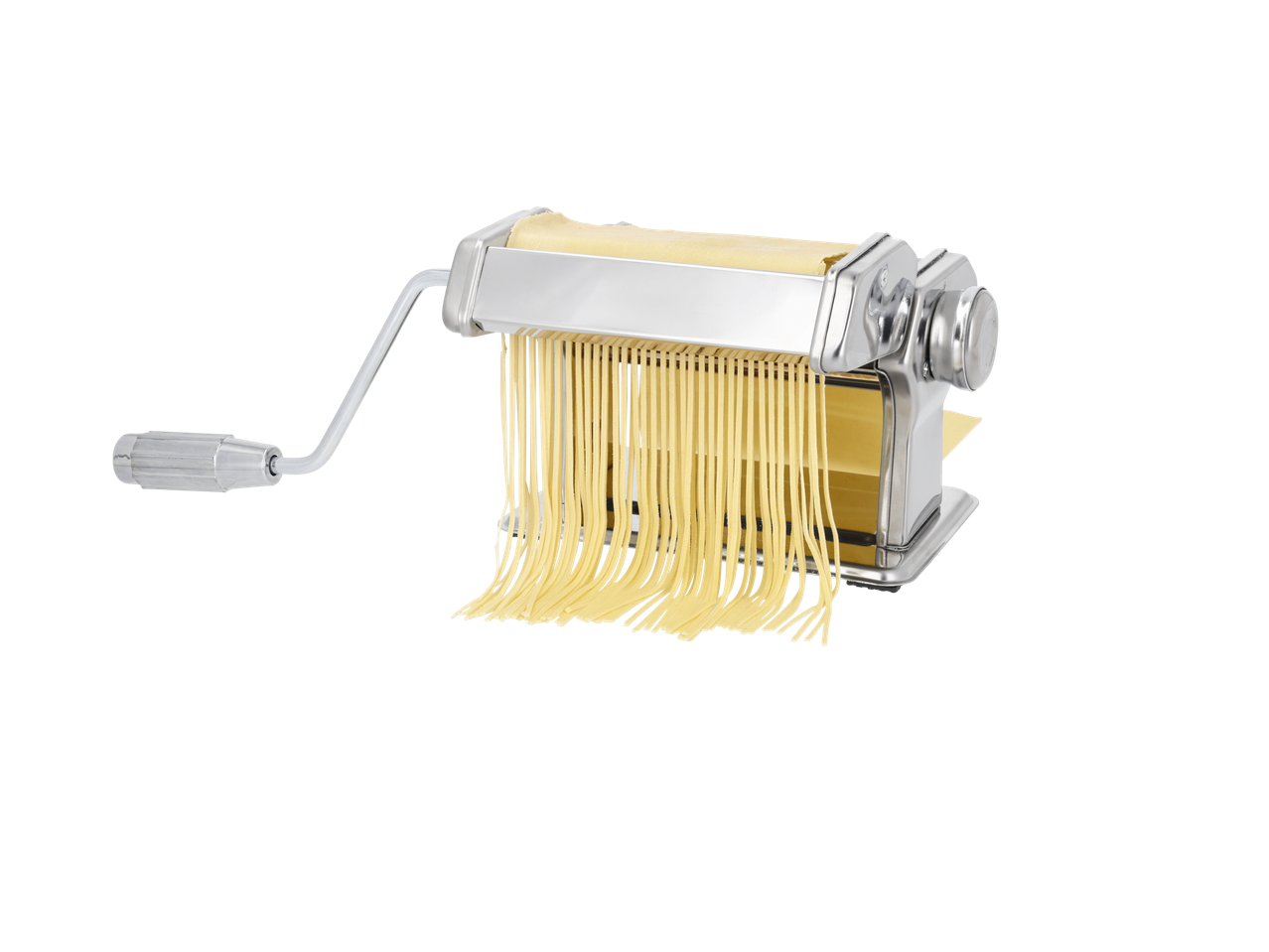 Mașină manuală de paste din metal cu paste proaspăt tăiate, pe fundal negru.