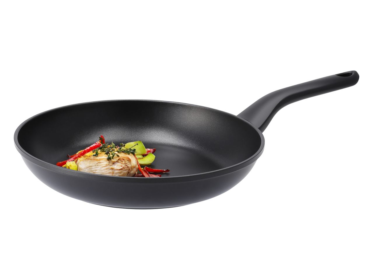 Schwarze Bratpfanne mit gebratenem Fisch und Gemüse