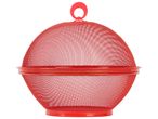 Un panier à fruits rouge en métal ajouré avec couvercle.