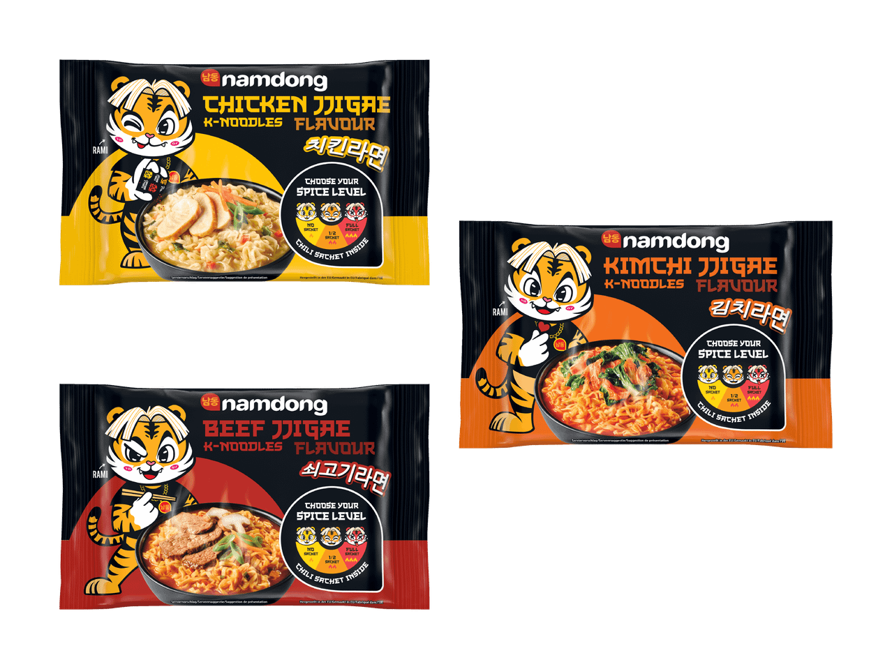 Trois paquets de nouilles instantanées aux saveurs poulet, bœuf et kimchi, avec une mascotte tigre.
