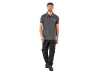 Bărbat îmbrăcat cu un polo gri Parkside și pantaloni de lucru negri.